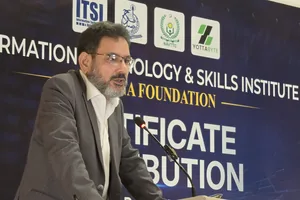 Naveed Yusuf speaking at the ITSI certificate distribution ceremony
